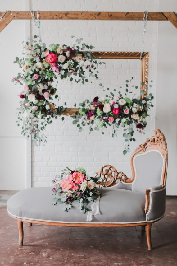 This refined frame was decorated the same way as the bouquet