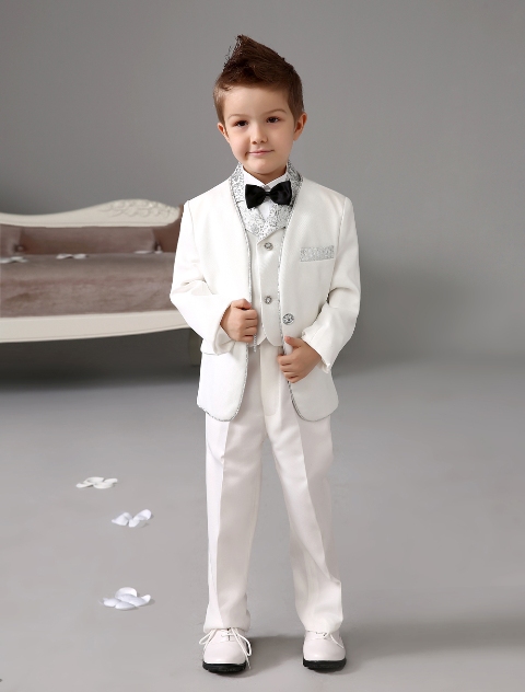 Awesome white suit for glamorous or retro styled weddings