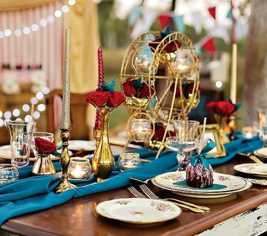 Elegant table centerpiece with gold decor details
