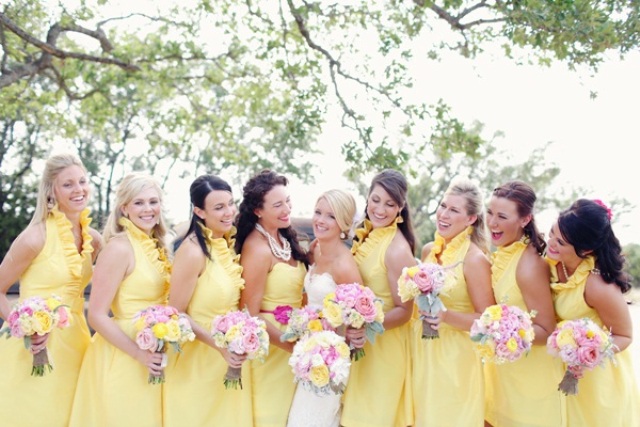 Ruffle sleeveless dresses with genlte bouquets