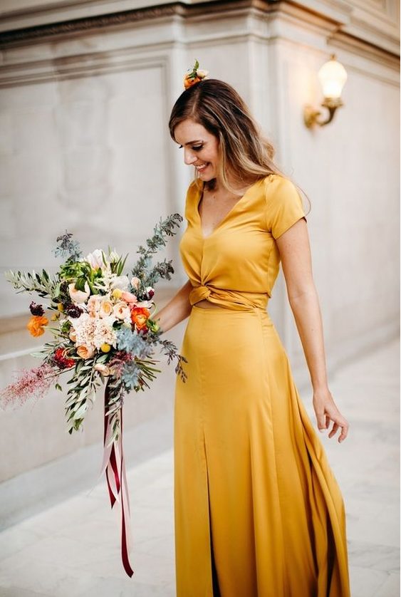 a beautiful gold yellow maxi dress with short sleeves, a V-neckline and a tied detail on the waist