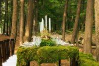 02 moss tablecloth and logs covered with moss for a forest wedding