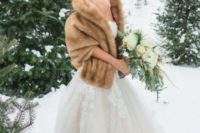 03 choose a fur stole of different color to highlight your wedding dress