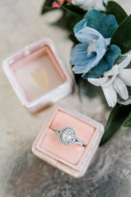 The authors considered every detail, even the smallest one, have a look at this rose quartz ring box