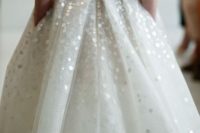 04 chunky sequins look like snow themselves and will perfectly fit the setting