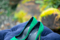 06 The bride was rocking gorgeous emerald suede shoes