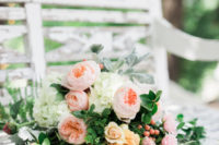 07 Lush florals in spring shades create a cool mood and a romantic ambience