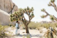 09 Desert landscapes became a perfect backdrop for the ceremony and pics