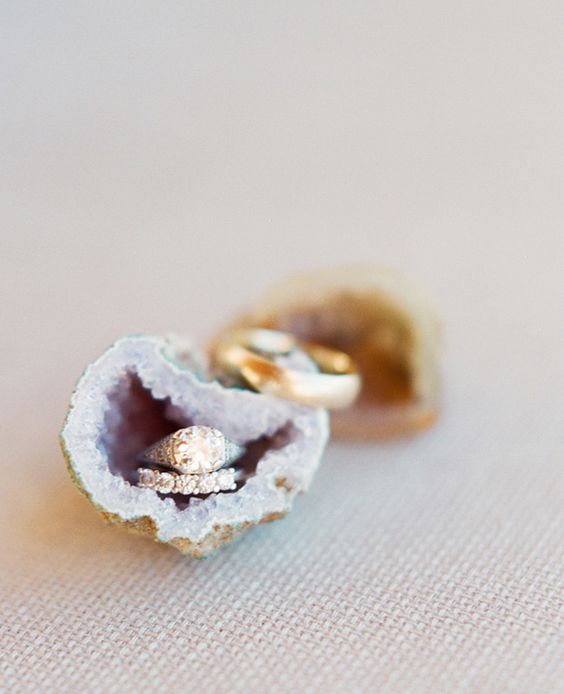 geodes instead of a ring pillow is an original solution