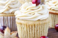 20 cranberry cupcakes for a winter wedding