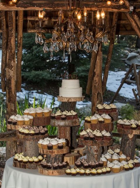 display your cakes and cupcakes on wood slices to embrace the theme