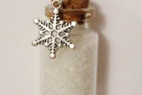 28 faux snow and snowflakes necklaces for your bridesmaids