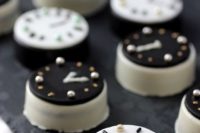 31 oreo cookie clocks for a New Year wedding