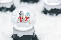 32 mini winter snowglobes with snowmans