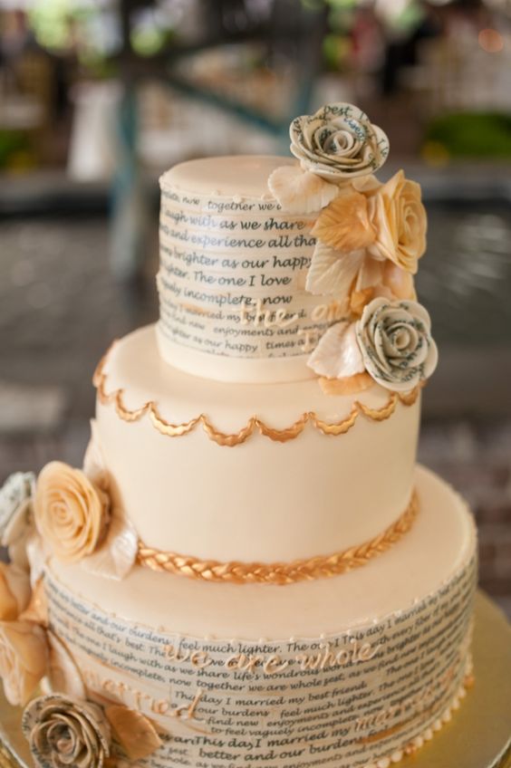 write your favorite quotes or vows on the cake