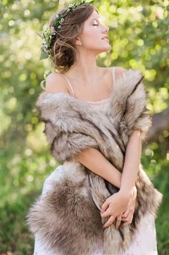 a luxurious faux fur wrap like this one is a great idea for a fall or winter bride and it looks chic and cozy