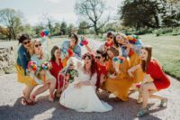 02 The bride chose 9 bridesmaids, and let them choose red and orange dresses