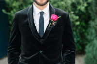 05 The groom was wearing a velvet jacket, it’s a great idea for chilly fall and winter days