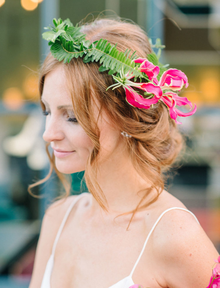 Bold greenery crown with a bright pink accent echoes with the bouquet