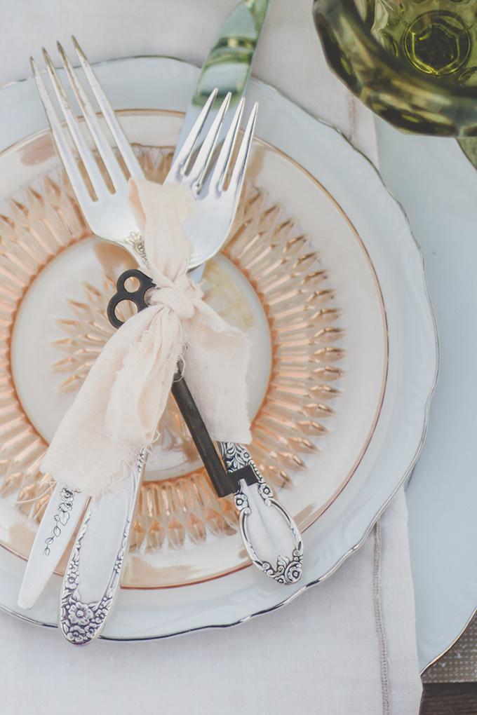 Every detail is vintage, tableware, dishes amd decorations to create a mood