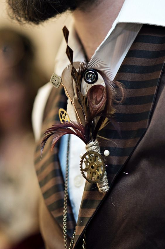 vêtements de marié steampunk accrocheurs avec une boutonnière en plumes