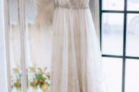 14 highlight your wedding dress style with a refined mirror