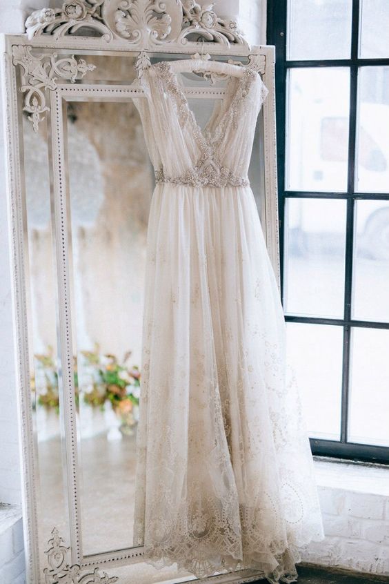 highlight your wedding dress style with a refined mirror