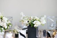 20 modern table setting with geometric details, candles and white flowers