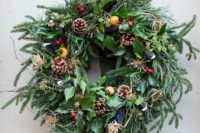 21 bold winter wedding wreath with pinecones, whistles and berries