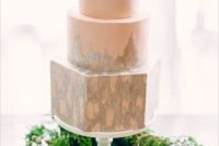 26 winter wedding cake with a winter wreath that accentuates it