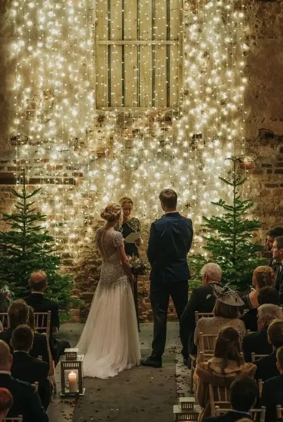A light wall plus a duo of non decorated Christmas trees are all you need to create a festive ambience and make the space inviting