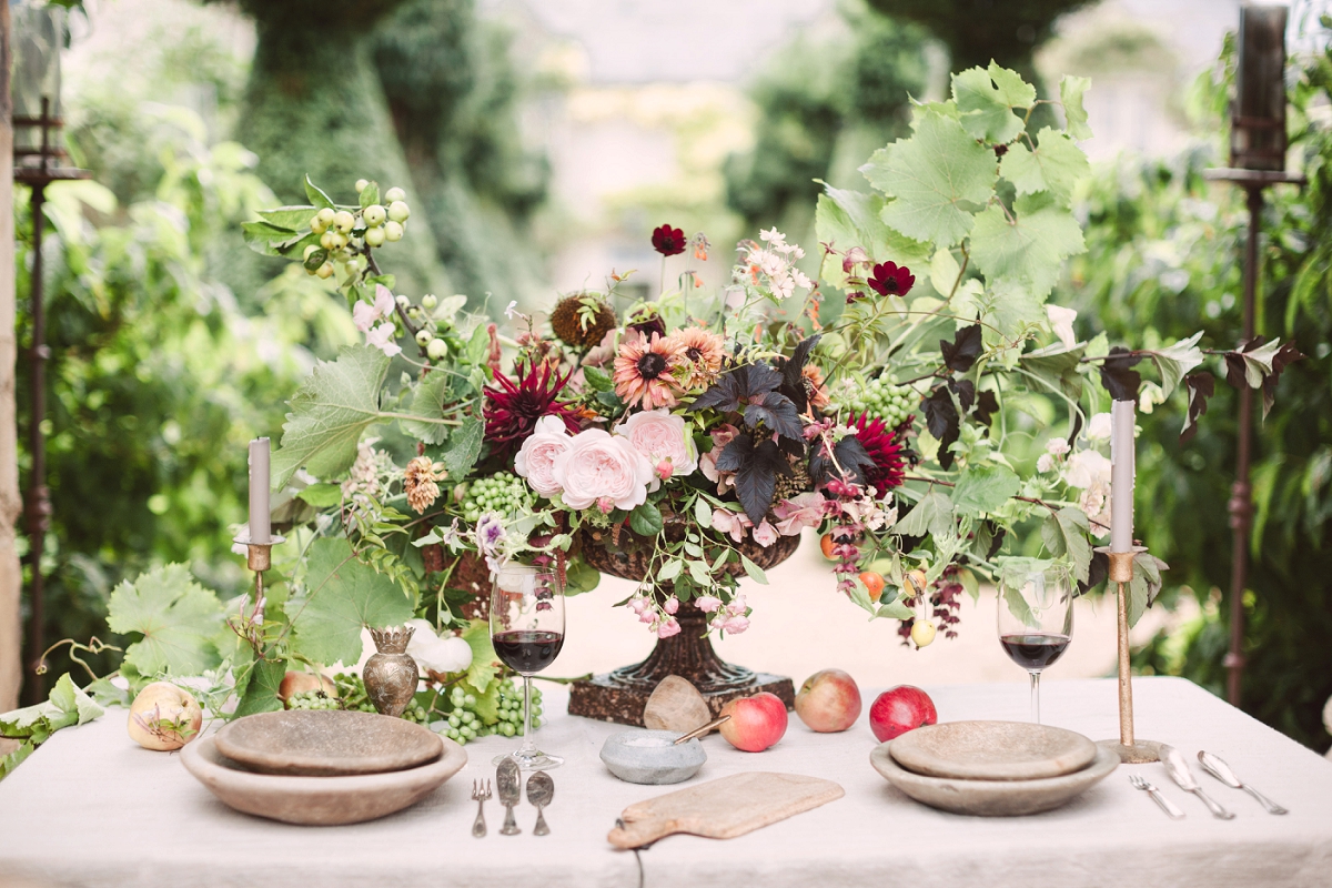 This chic garden wedding shoot was inspired by the beauty of English gardens with a light Mediterranean touch