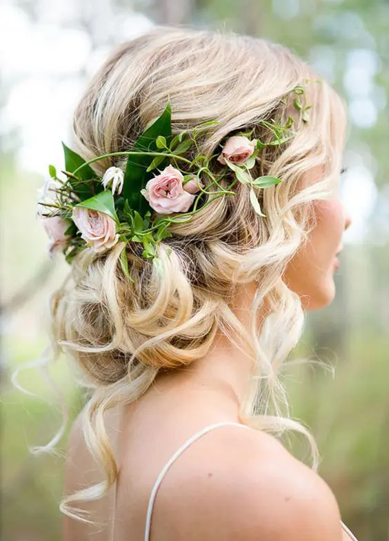 34 Beautiful Wedding Hairstyles With Curls - Weddingomania