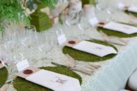 03 moss placemats, a geometric green and white tablecloth