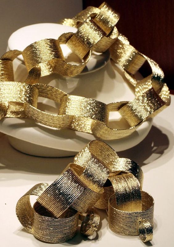a gold paper chain could easily transform an entire room or a small corner into New Year’s Eve focal point