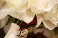 04 attach your parents’ and grandparents’ wedding rings to your bouquet for the ceremony