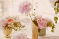 05 glitter centerpieces with blush flowers look romantic