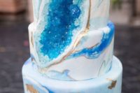 09 two trends in one – a bold blue marble wedding cake with geodes