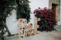 10 Reclaimed wood marquee monograms is an original decoration, available for everyone