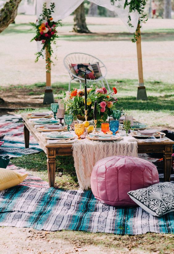 if you love bold colors, boho chic theme is ideal, here bold flowers, glasses and textiles