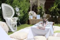 17 macrame and crochet details and dream catchers remind that it’s a boho picnic