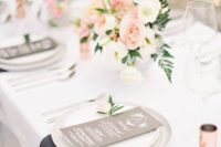20 blush and ivory flowers for a romantic and light table setting