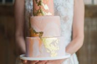 25 delicate peach-colored marble cake with gold leaf decor
