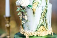 26 bold green and gold marble cake with ivy decor