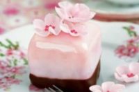 36 cherry blossom individul cakes wtopped with flowers