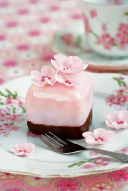 cherry blossom individul cakes wtopped with flowers