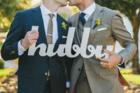 45 stylish grooms in beige and navy, the ties match each other’s suits