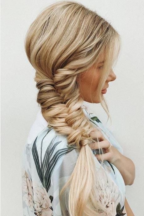 a loose and dimensional fishtail side braid and some face-framing locks are a cool and classy solution