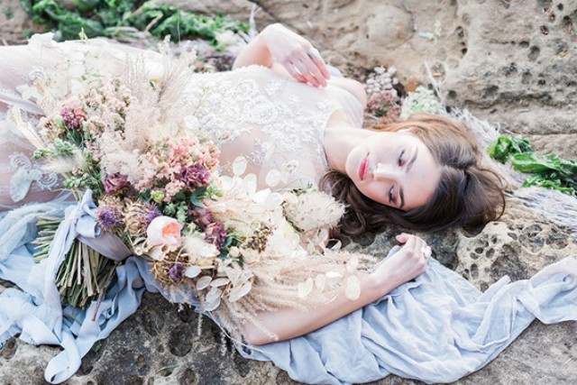 Shades of blue and blush are contrasting but make this shoot very delicate and beautiful