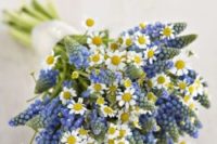 09 daisy and muscari bouquet